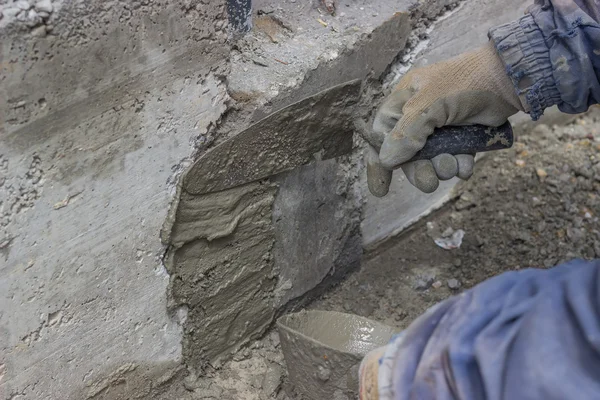 Mason using trowel — Stock Photo, Image