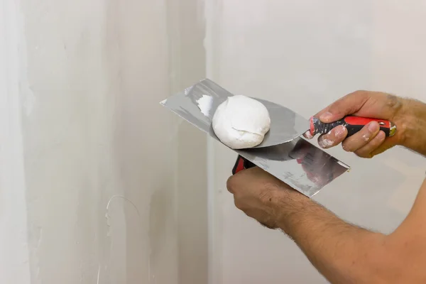 Mixing skimming plaster on trowel — Stock Photo, Image