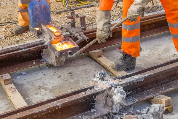 Los constructores sueldan y unen segmentos del carril — Foto de Stock