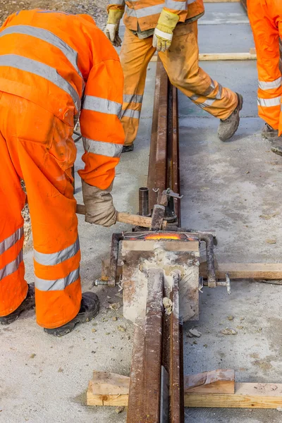 Bouwers lassen en verbinden van segmenten — Stockfoto