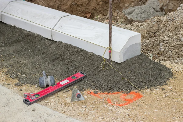 Herramientas para la instalación de hormigón bordillo piedra —  Fotos de Stock