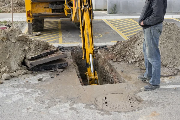 Excavating collapsed sewer line — Stock Photo, Image