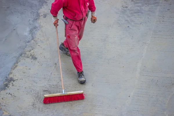 Janitor com vassoura — Fotografia de Stock