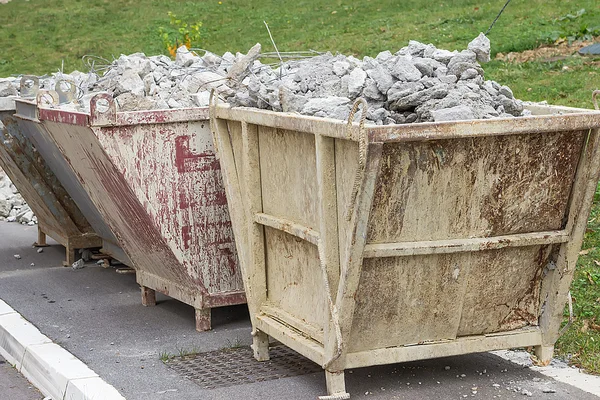 Prullenbak container vol van concreet puin — Stockfoto