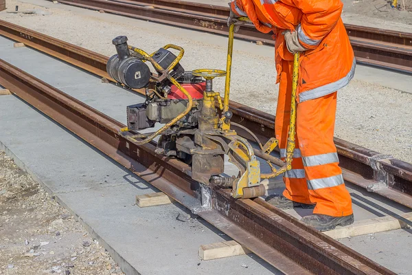 Travailleur de la construction de voies de tramway avec rectifieuse de rail 2 — Photo