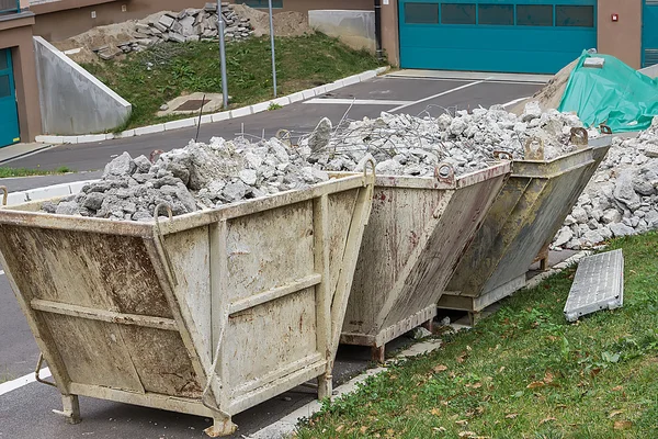 Recipientes de lixo cheios de detritos de concreto — Fotografia de Stock