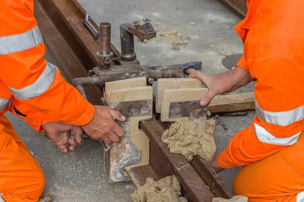 Trabajador instalando molde y utilizando material de molde 2 — Foto de Stock