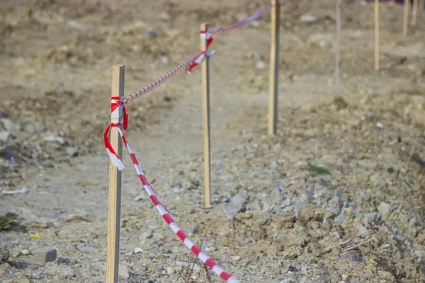 Barreira de fita vermelha e branca para marcar canteiro de obras 2 — Fotografia de Stock