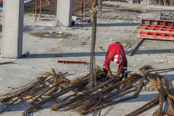 Ironworkers descarregar e posição de aço de reforço — Fotografia de Stock