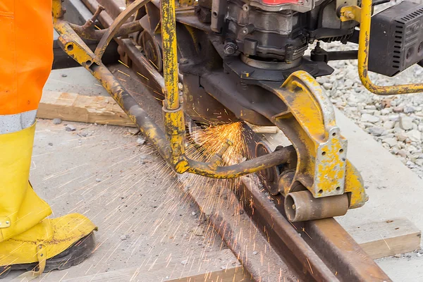 Järnväg arbetare slipning spårvägslinje 2 — Stockfoto