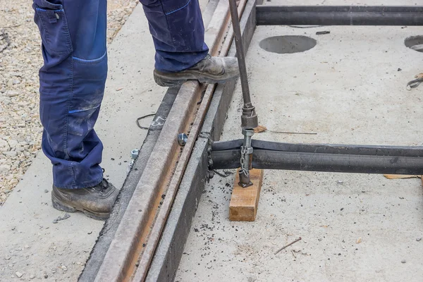 Trabajador ferroviario apretando un perno — Foto de Stock