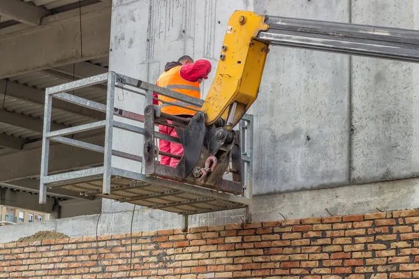 Construtor na plataforma de acesso aéreo 2 — Fotografia de Stock