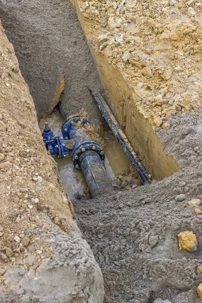 水道管が付いている地面の穴 — ストック写真