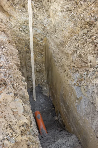 Loch im Boden mit PVC-Abwasserrohr — Stockfoto