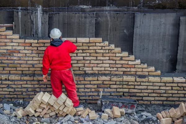 Mason bricklaying outdoors — Stock Photo, Image