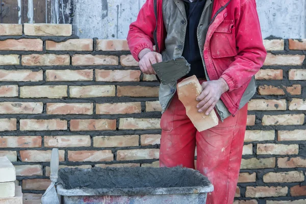 Mason mano extendió un mortero en ladrillo — Foto de Stock