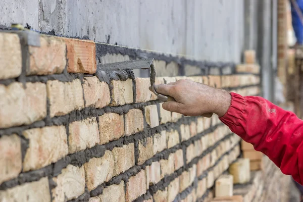 Worker hand spread a mortar bed — Stock Photo, Image