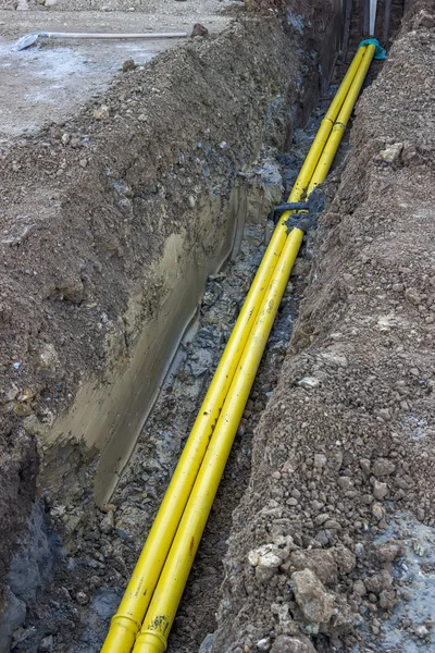 Línea de plástico amarillo en la trinchera —  Fotos de Stock