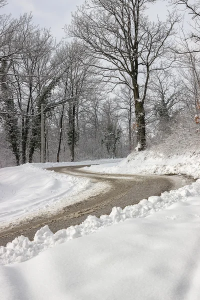 Gefährliche Doppelkurve auf der Winterstraße — Stockfoto