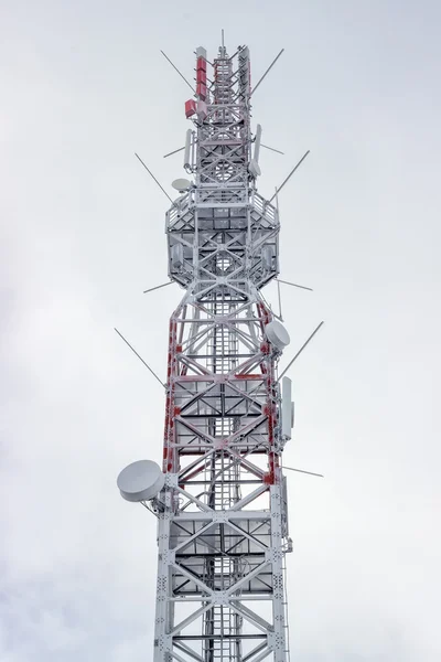 La parte superior de la torre de telecomunicaciones en el invierno 2 —  Fotos de Stock