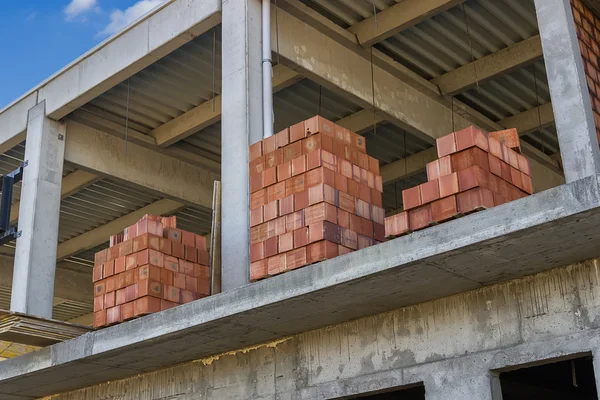 Apilados bloques de arcilla hueca roja para paredes de bloques de construcción — Foto de Stock