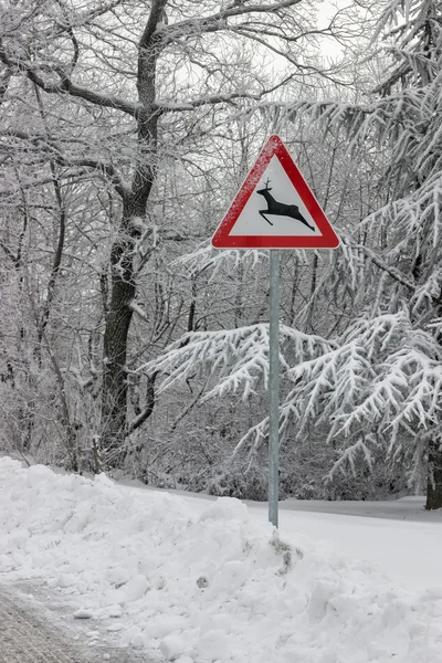 Trafik işaretleri geyik geçiş uyardı — Stok fotoğraf