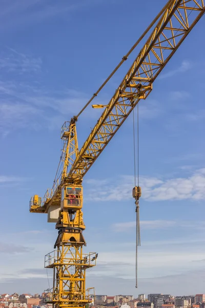 Grúa de construcción amarilla sobre ciudad —  Fotos de Stock