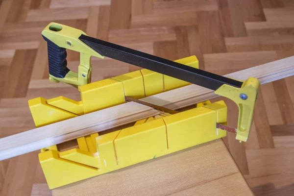 Using hand saw and miter box 2 — Stock Photo, Image