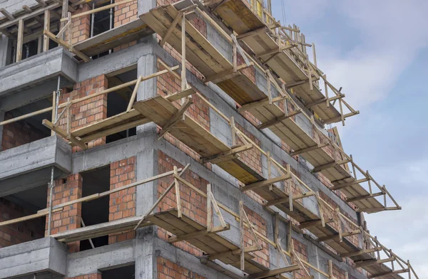 Wooden scaffolding on a building — Stock Photo, Image