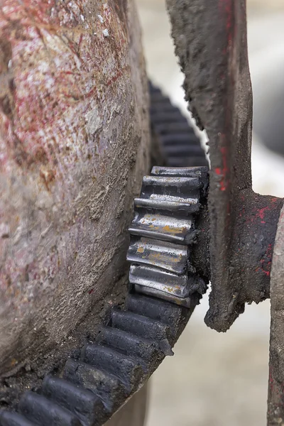Ruedas dentadas en un mezclador de cemento oxidado — Foto de Stock