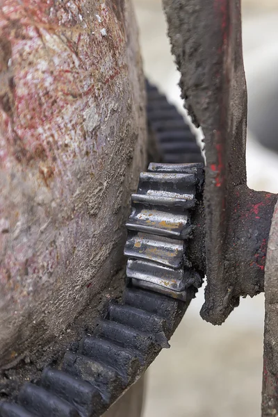 Roues dentées sur une bétonnière à rouille — Photo