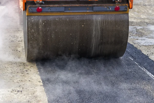 Detalle del rodillo de carretera durante los trabajos de parcheo de asfalto 2 — Foto de Stock