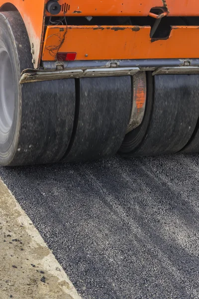 Detalle del rodillo de carretera durante los trabajos de parcheo de asfalto 4 — Foto de Stock