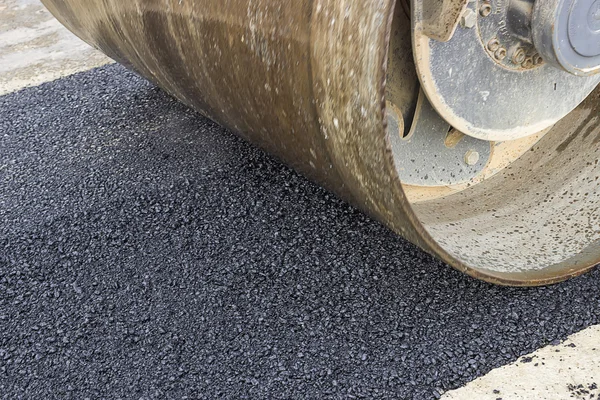 Detalle del rodillo de carretera durante los trabajos de parcheo de asfalto — Foto de Stock