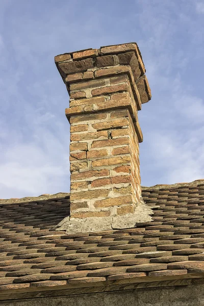 古いタイル屋根 2 古いレンガの煙突 — ストック写真