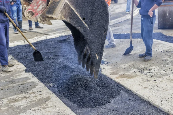 Workers patching asphalt during road repairing works 2 — Stock Photo, Image