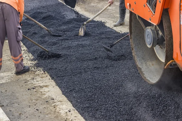 Workers patching asphalt — Stock Photo, Image