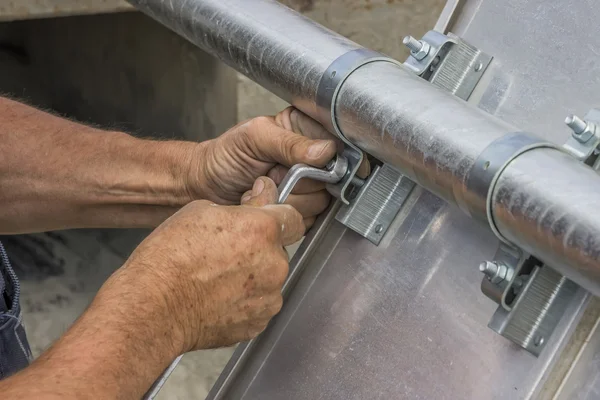 Hand with a wrench tighten the nut — Stock Photo, Image