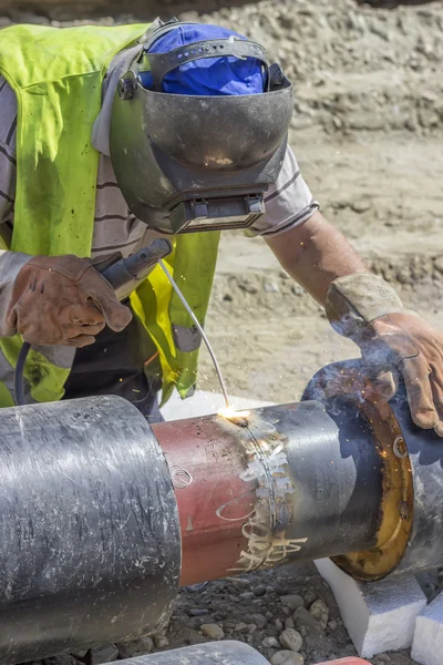 Svetsning en heat pipe segment i pipeline — Stockfoto