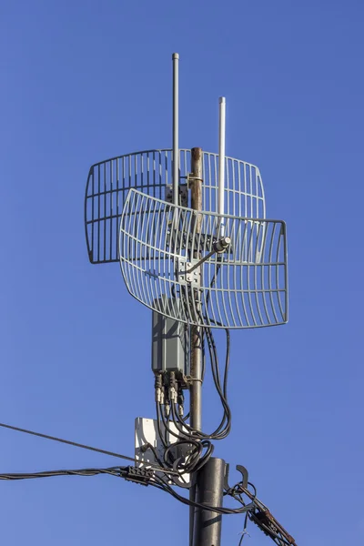 Antenas direccionales parabólicas inalámbricas al aire libre en polo — Foto de Stock