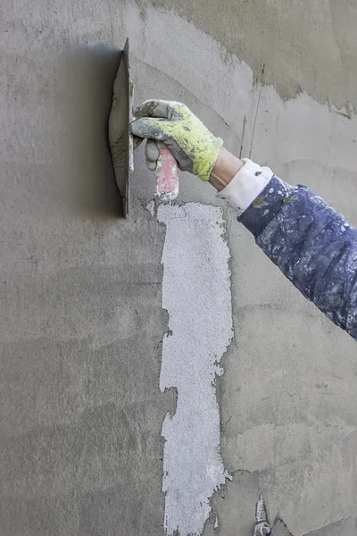 Arbeiter-Hand beim Verputzen einer Außenwand 2 — Stockfoto