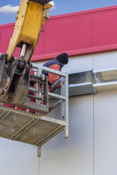 Trabajadores en cubo de una grúa telescópica — Foto de Stock