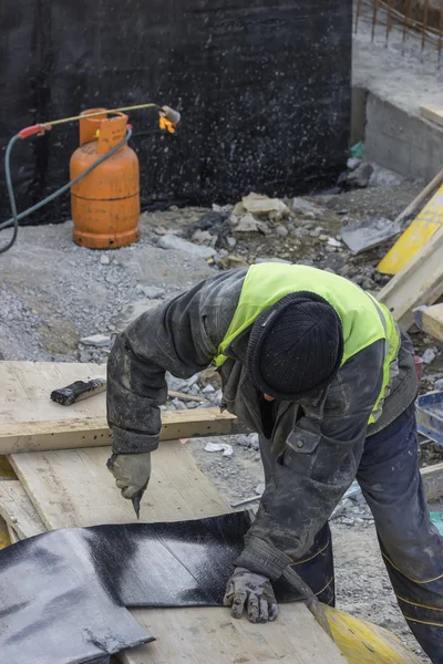 Isolatie werknemer voorbereiding bitumen voelde 2 — Stockfoto