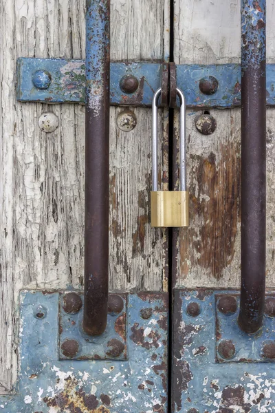 ロックされた南京錠 2 で古い木製のドア — ストック写真