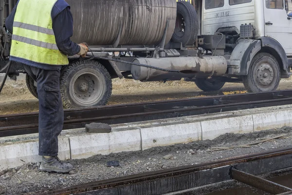 Trabalhador rodoviário pulverização manualmente emulsão betume — Fotografia de Stock