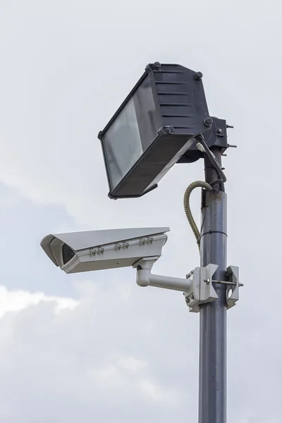 Telecamera di sorveglianza e illuminazione su palo liscio — Foto Stock