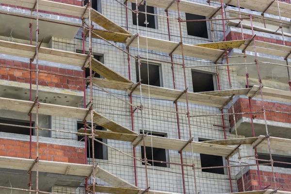 Wall with scaffolding background — Stock Photo, Image