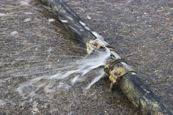 ゴム管から水の損失 — ストック写真