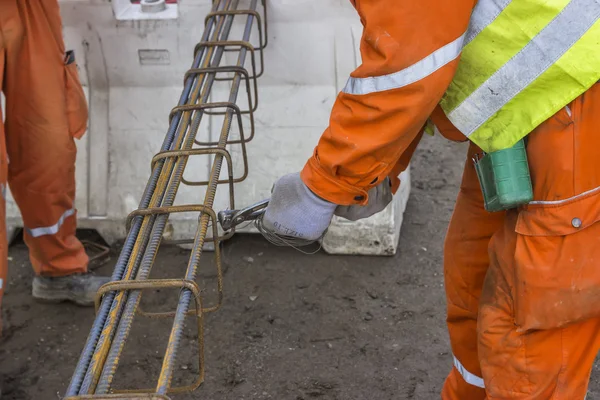 Trabajadores atando barras de refuerzo 2 — Foto de Stock