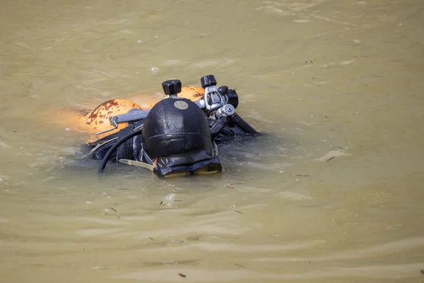 Scuba diver clean garbage from river — Stock Photo, Image